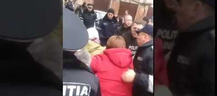 Арест Чимпоеша: Люди буквально кидались под колеса.