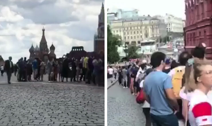 В мавзолей Ленина выстроилась гигантская очередь.