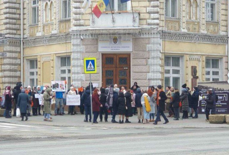 Родители протестуют у примэрии: требуют бесплатных групп продленного дня.