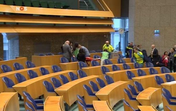 В парламенте Нидерландов пытался повеситься мужчина.