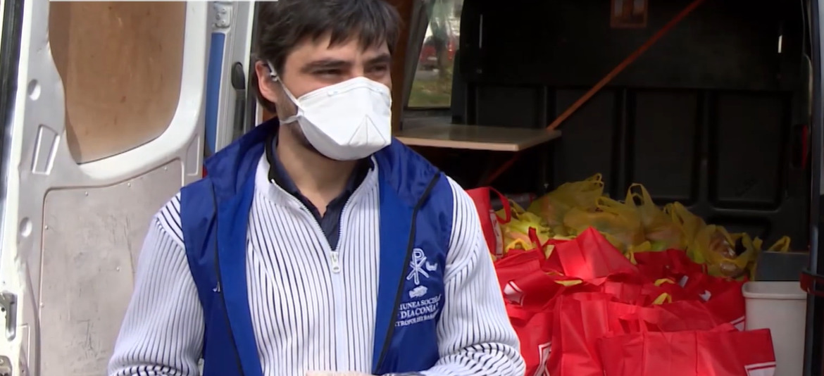 В Молдове волонтеры помогают пожилым людям с продуктами и лекарствами.