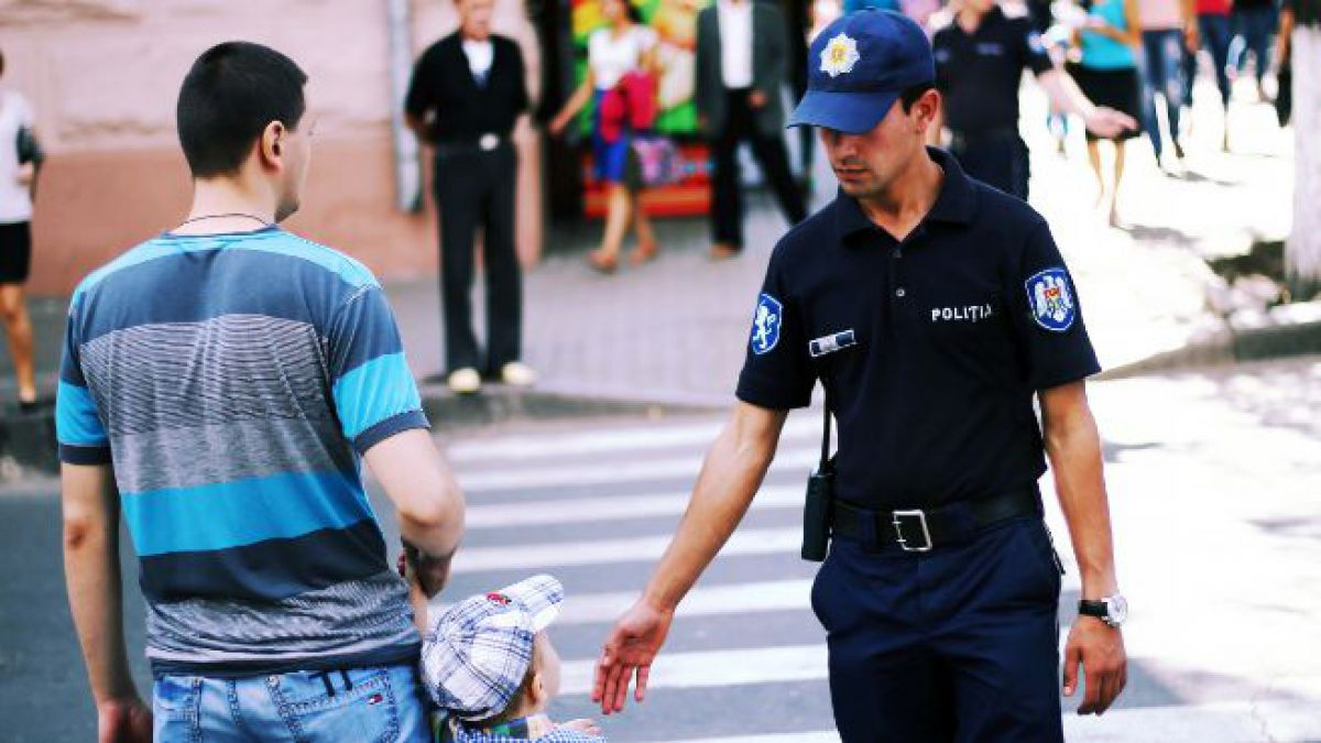 Un bărbat suspectat că ar fi încercat să răpească două minore, reținut în Capitală.
