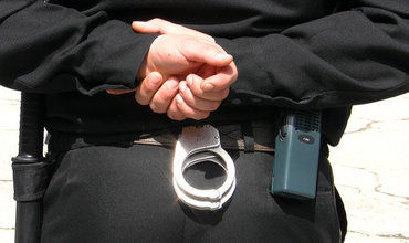 Бывший полицейский должен выплатить потерпевшему 22 тысячи леев в качестве морального ущерба.