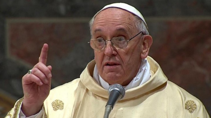 Papa Francisc spune că tinerii ar trebui să nu mai folosească telefoanele mobile în timpul meselor. Foto: digi24.ro