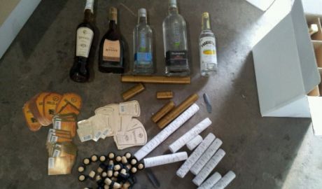 Şi-a deschis o linie de îmbuteliere a produselor alcoolice în garaj. Foto: igp.gov.md
