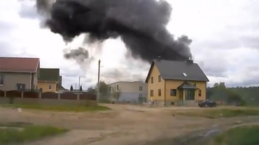 Момент крушения военного самолета в Белоруссии попал на видео.