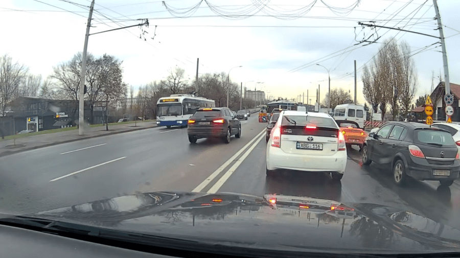 В Кишиневе водитель совершил опасный маневр: момент попал на камеру.