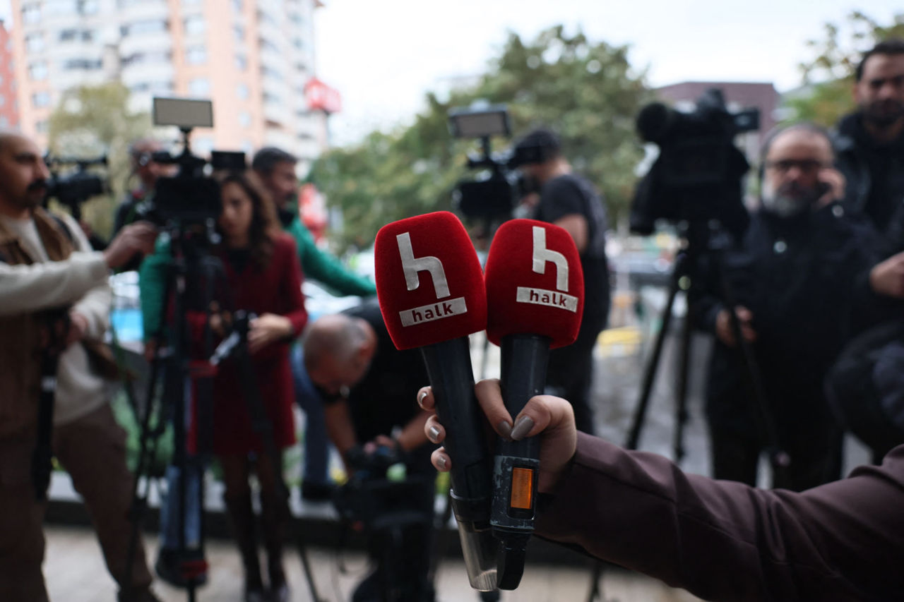 В Турции остановили вещание оппозиционного Halk TV.