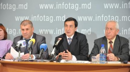 Хотя до выборов главы исполнительной власти автономии (башкана) еще целый год, кое-кто из местных политиков уже начал бить избирательным копытом.