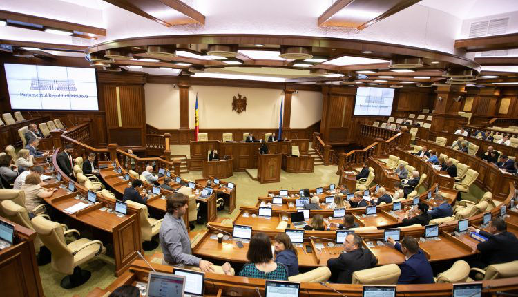 Парламент учредил Комиссию по контролю над инфляцией и денежной политикой.