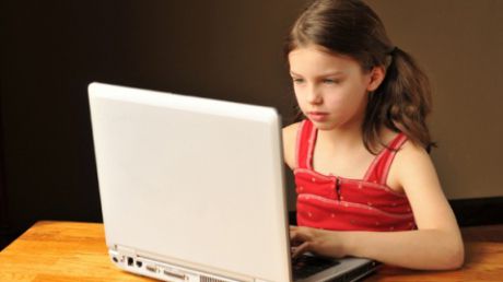Specialiştii îi atenţionează însă pe adulţi să nu-şi lase copiii fără supraveghere atunci când navighează pe internet. Foto: temaufa.ru