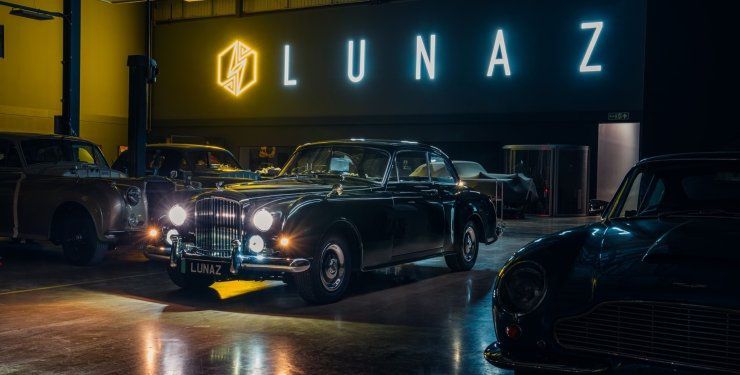 Компания Дэвида Бэкхэма превратила винтажный Bentley в мощный электрокар.