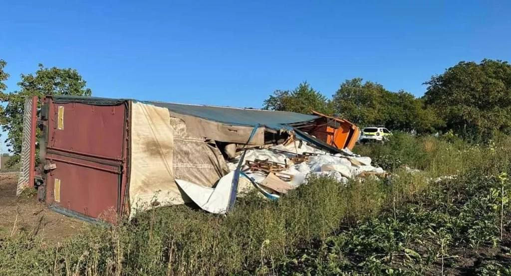 Un camion care transporta 22 de tone de zahăr s-a răsturnat în raionul Drochia.