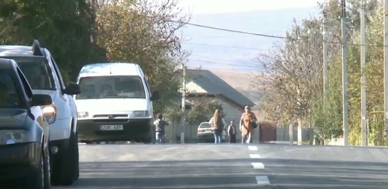 В молдавском селе впервые появилась дорога из асфальта.