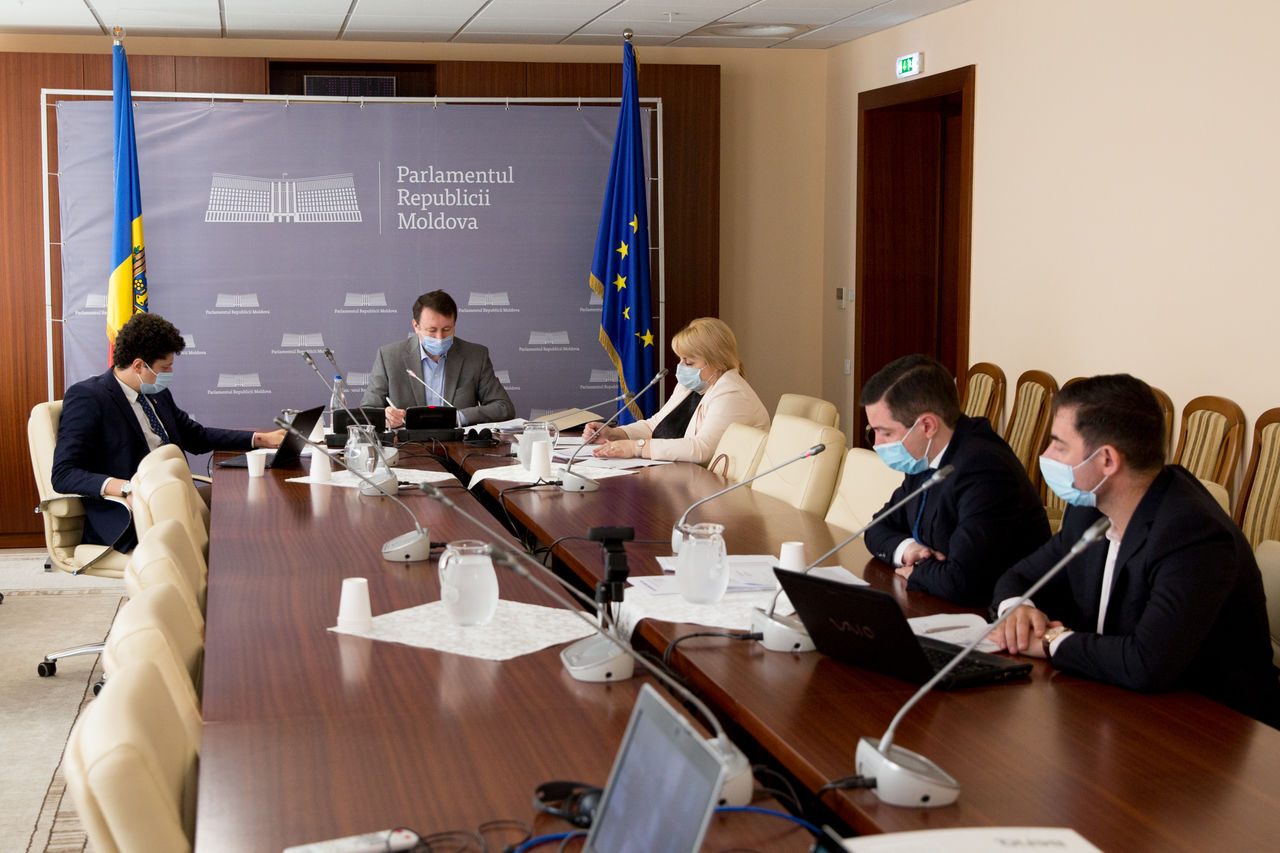 Потомки медработников, умерших от COVID-19, будут получать пособия. Фото: parlament.md.