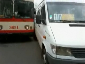 Un microbuz de pe ruta 110 s-a ciocnit cu un troleibuz intr-o intersectie din centrul capitalei.