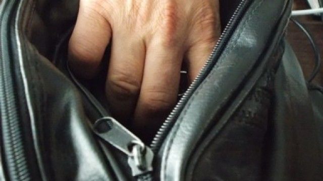 Un bărbat a fost surprins cu mâna în geantă străină. Foto: decluj.ro