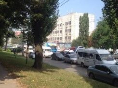 Часть улицы была заблокирована этим утром безо всякого предупреждения.