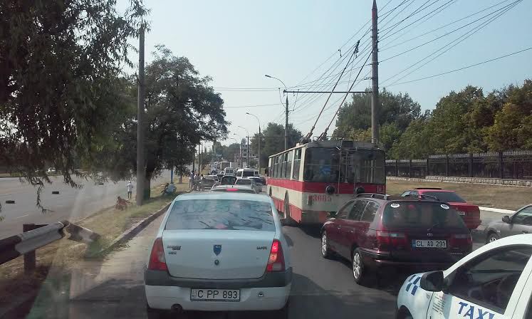 Ambuteiaj pe podul de la Telecentru. Foto: unimedia.info