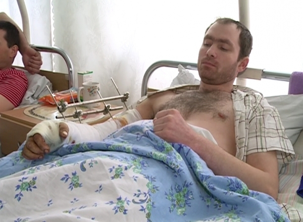 Barbatul, care a fost operat de medici pentru a-i pune mana la loc, in urma unui accident, a murit. Medicii afirma ca barbatul a decedat din cauza unei tromboembolii.