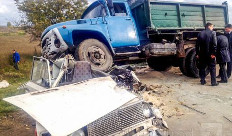 Un automobil de marcă KIA s-a tamponat ieri cu un camion ZIL pe traseul Chişinău-Cimişlia, în apropierea localităţii Băcioi.