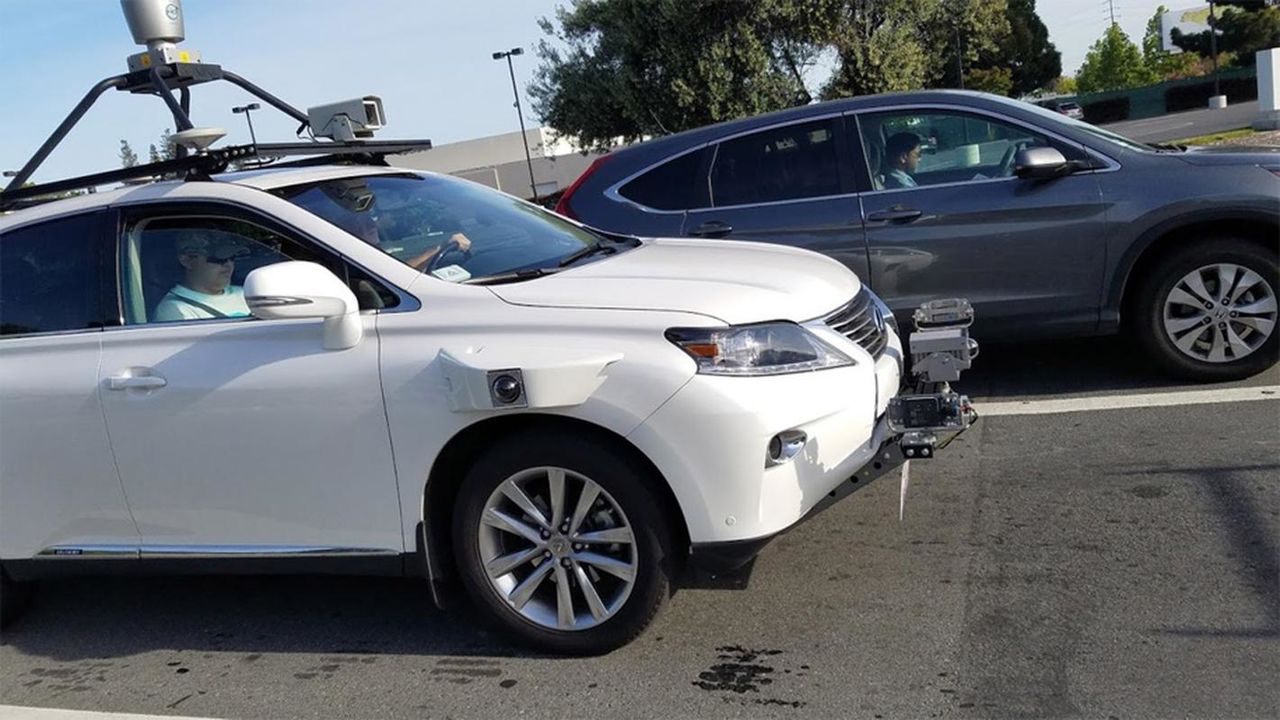 Беспилотный автомобиль Apple попал в аварию.