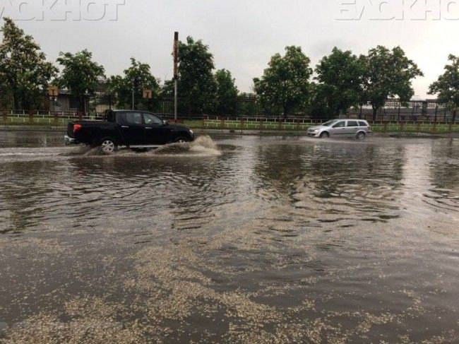 Улица Албишоара за несколько минут наполнилась водой.