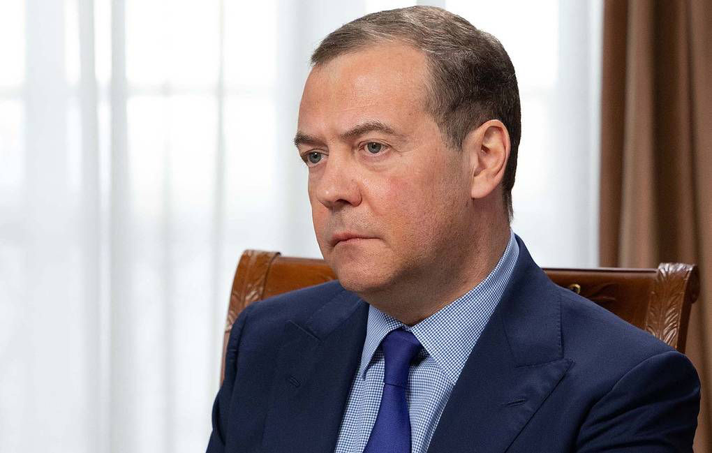 Медведев объяснил помощь США Украине продолжением прокси-войны против РФ.