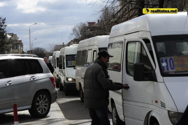 Bărbatul, anterior judecat pentru furturi, a reușit să fure din geanta victimei portmoneul ca bani și alte acte personale.