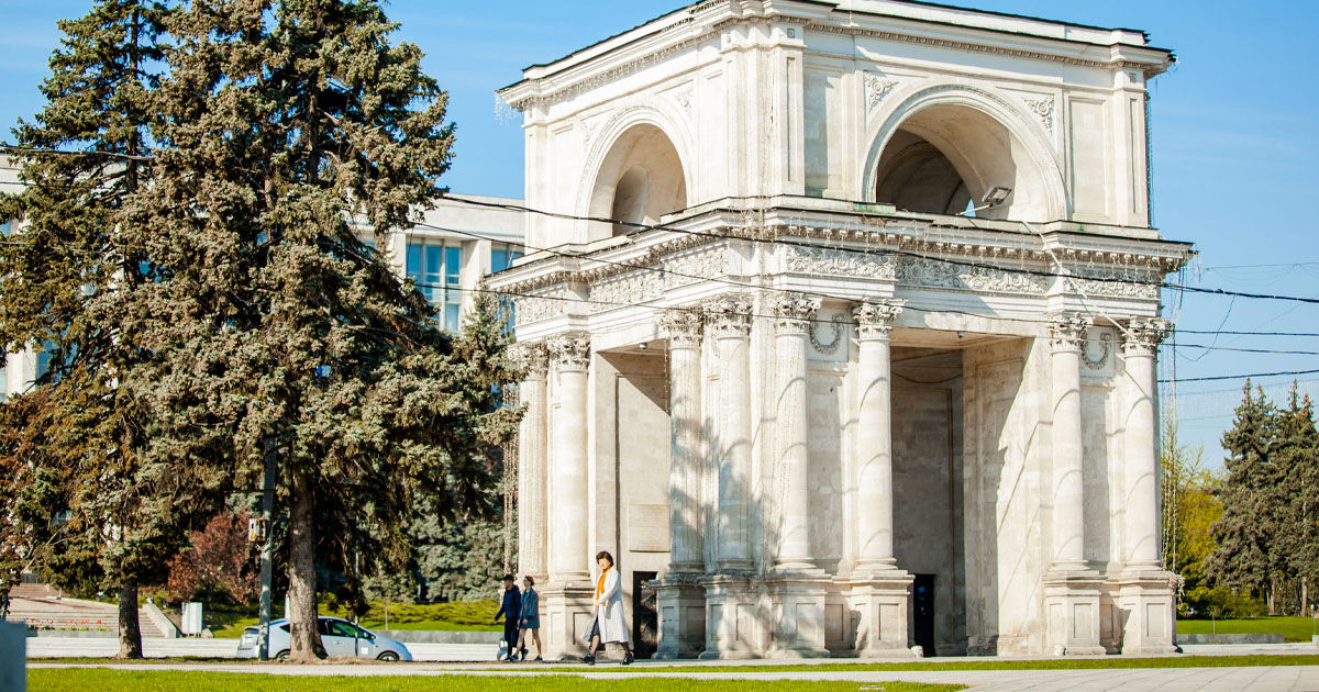Министр культуры надеется завершить реставрацию Триумфальной арки до конца года.