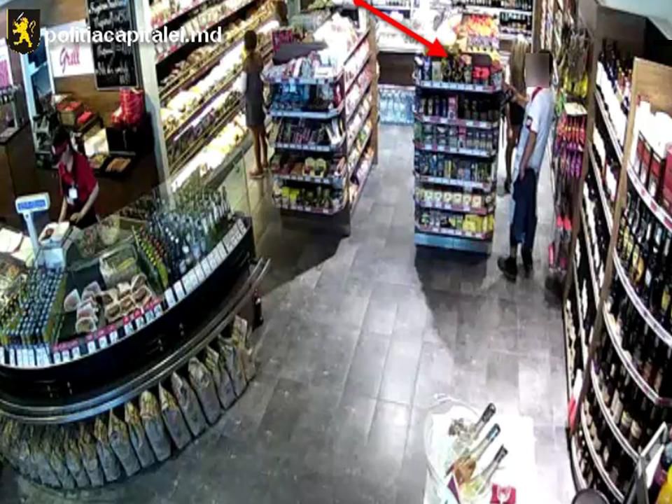 Surprins cum fură cafea din magazin. Bănuitul riscă 4 ani detenție
