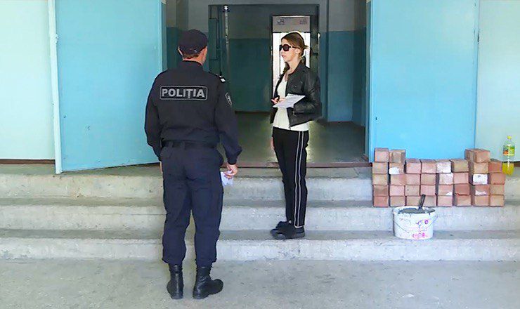 Жильцы одного из столичных домов рискуют остаться без входа в подъезд из-за фитнес-клуба.