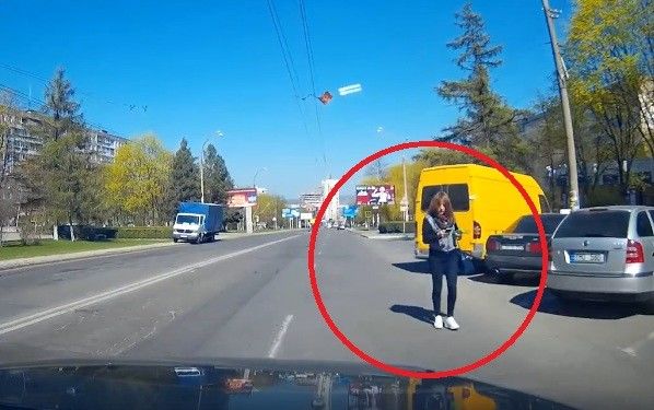"Acel moment cand esti tălâmb si nu te uiti pe unde mergi", spun internautii. 