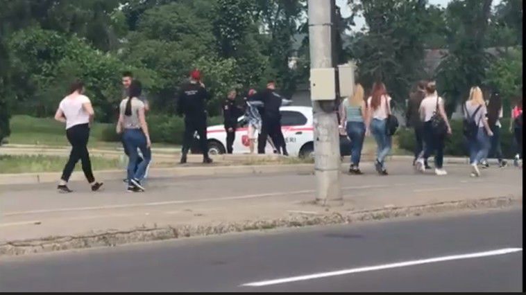Мужчина задержан возле Мемориала за то, что бросал шишки в группу учеников.