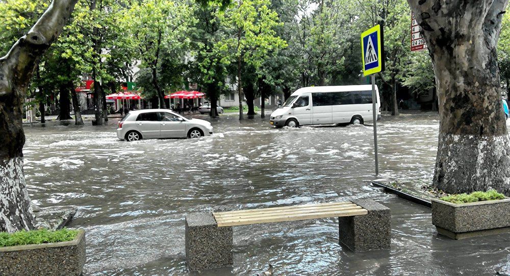 В некоторых микрорайонах столицы колеса машин полностью погрузились под воду. Фото: Sputnik/Яна Захарова.