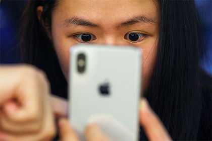 Продажи iPhone X начались 3 ноября, предзаказ — 27 октября.