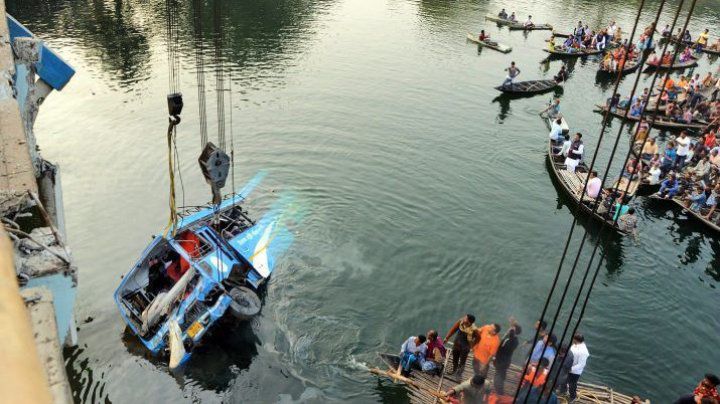 Tragedie în India: Un autobuz a căzut de la 30 de metri. Sunt morţi. Foto: rtv.net