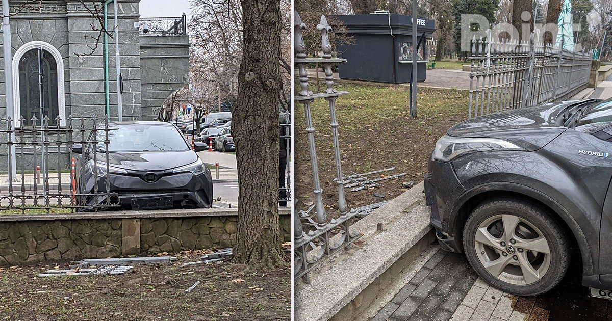Un șofer a intrat cu mașina în gardul Grădinei Publice Ștefan cel Mare din Chișinău.