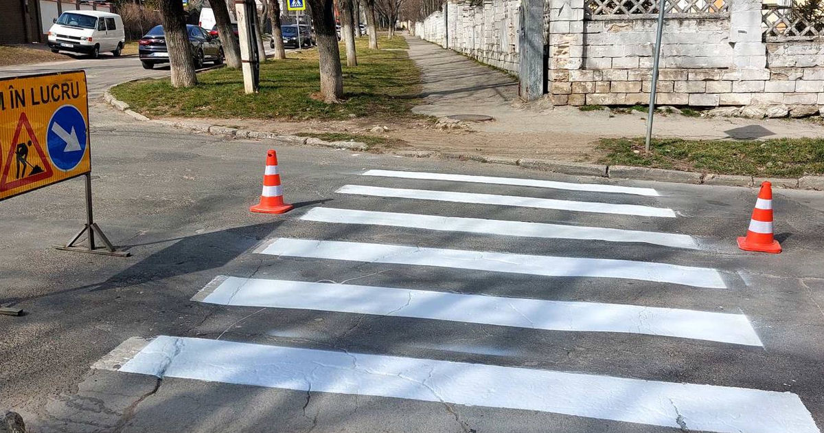 În Capitală au început lucrările de înnoire a marcajelor rutiere.