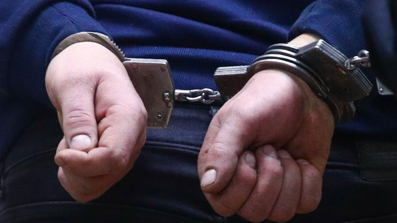 Одного из молодых людей задержали на 30 суток, остальные находятся под следствием.