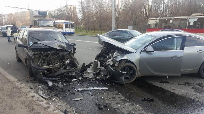 Accident rutier în Capitală. Două maşini s-au ciocnit frontal