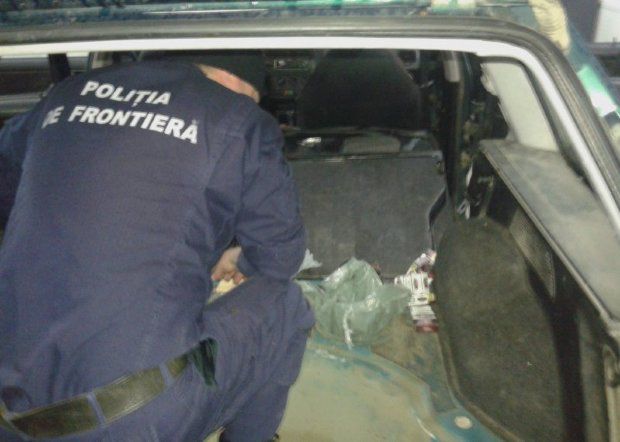 Metode ”ingenioase” de camuflare a țigărilor de contrabandă. Foto: realitatea.md