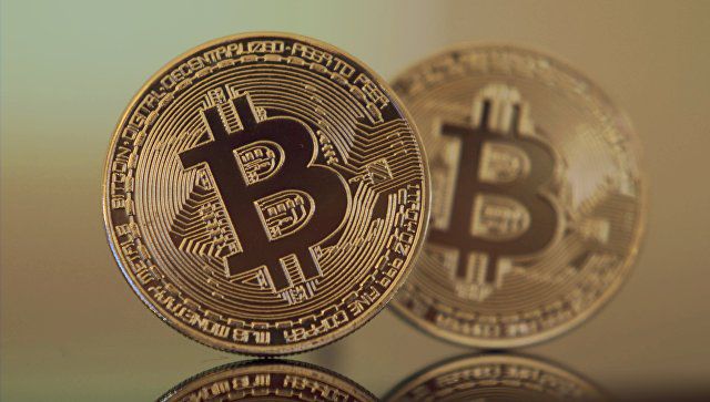 Самая популярная в мире криптовалюта биткоин (bitcoin) сохраняет свои позиции около 15 тысяч долларов.