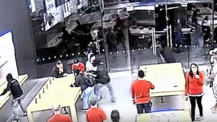 Pe 25 și 29 noiembrie un magazin Apple din San Francisco a căzut pradă hoților. Foto: youtube.com