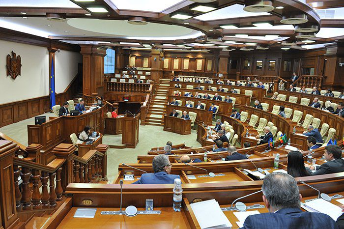 Parlamentul a majorat salariile pentru Avocații Poporului