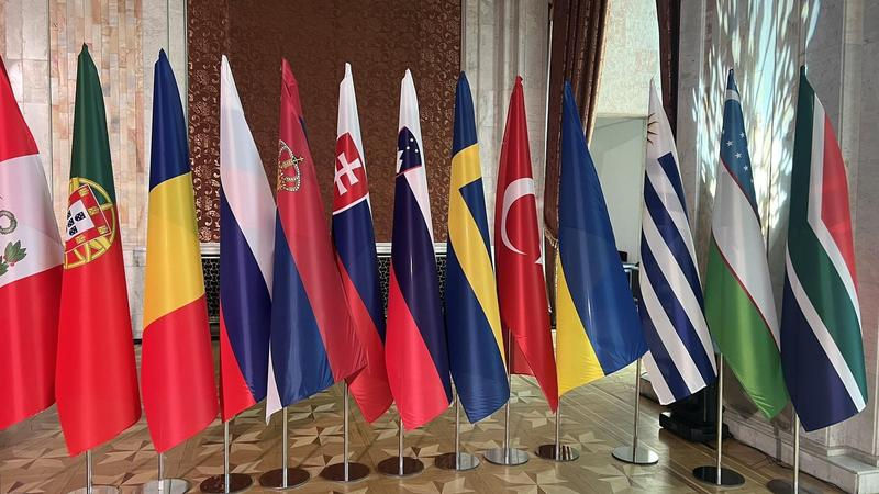 Украинская делегация решила покинуть Всемирный конгресс вина в Кишиневе из-за делегации и флага РФ.