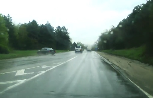 Водитель потерял управление на скользкой дороге при въезде в Кишинев.