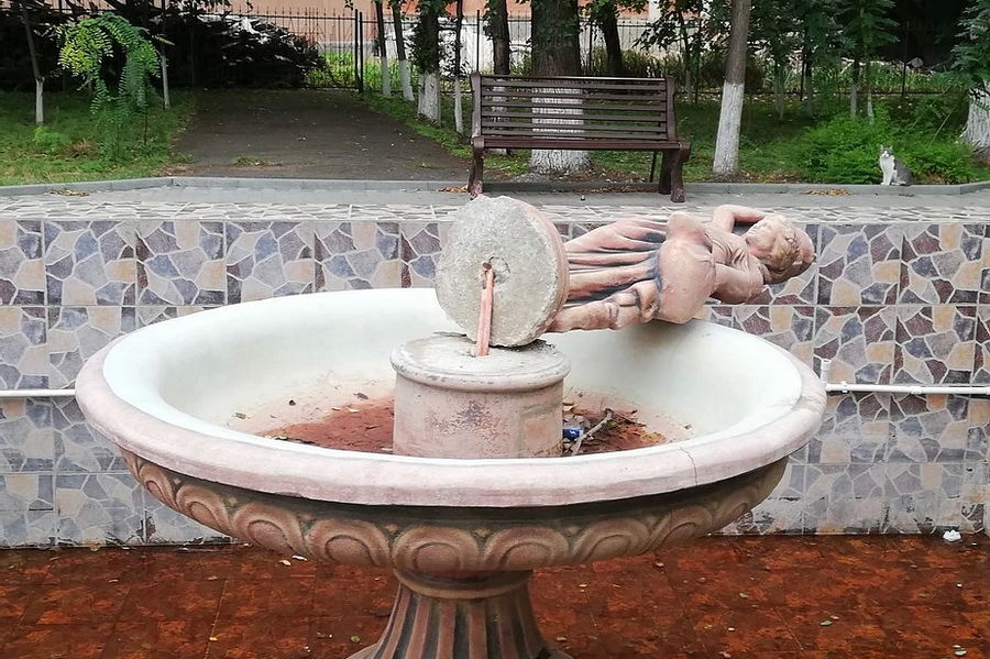 Городской фонтан испортили вандалы в Вулканештах. Фото: gagauzinfo.md.