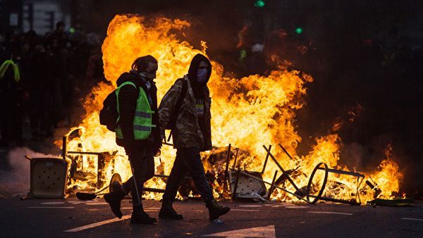 Почти месяц назад во Франции начались акции протеста движения так называемых "желтых жилетов".