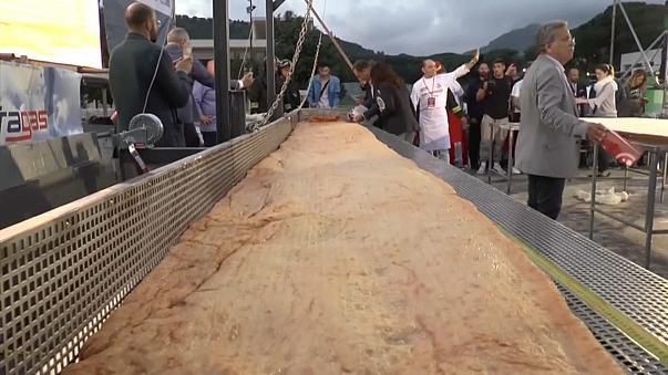 Самую длинную пиццу в мире приготовили итальянцы.